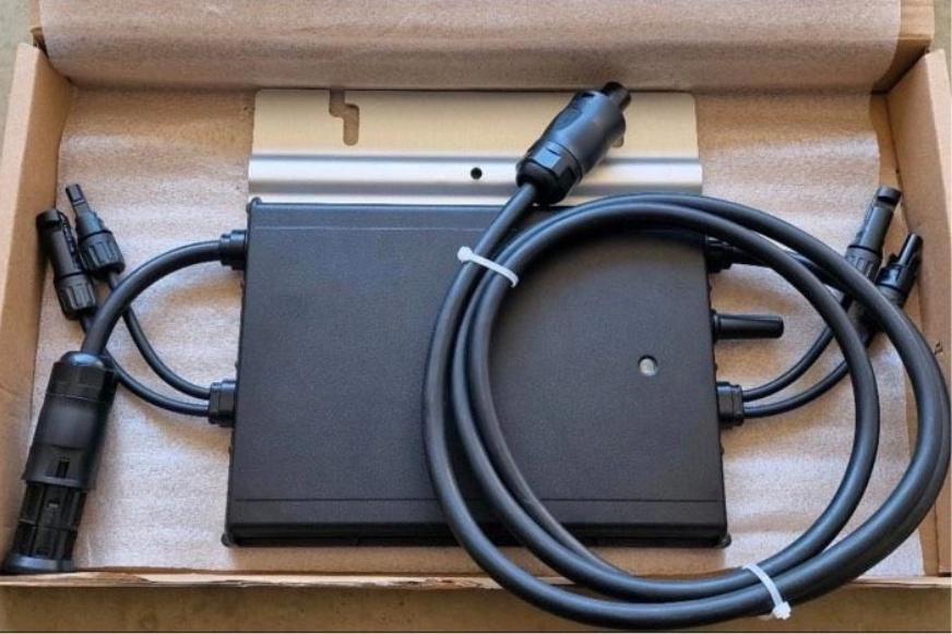 Die Hoymiles HM-800 Wechselrichter liegt auf einem Tisch.