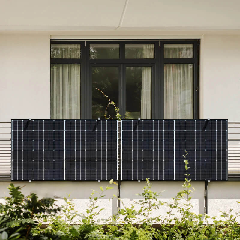 Basic Balcony 900 bifazial mit zwei JA-Solar-Modulen und Balkonhalterung.