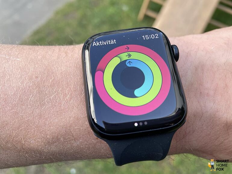 Man sieht den Aktivitätstracker auf der Apple Watch Series 7.