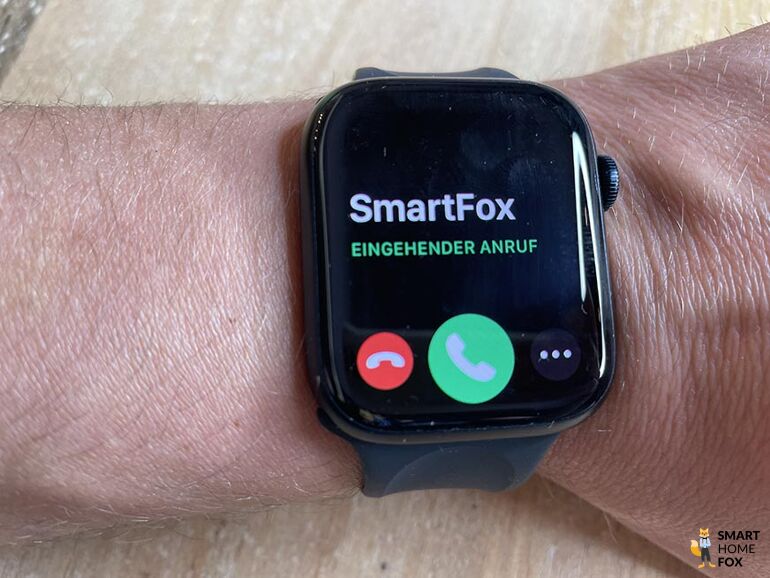 Man sieht einen eingehenden Anruf auf der Apple Watch Series 7.