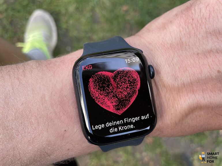 Man sieht, wie auf der Apple Watch Series 7 ein EKG erstellt wird.