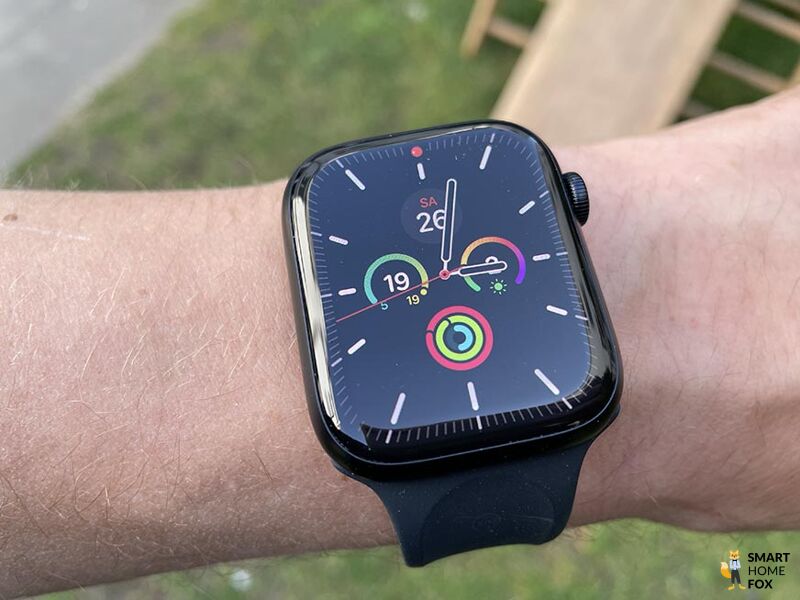 Man sieht ein Watchface auf der Apple Watch Series 7.