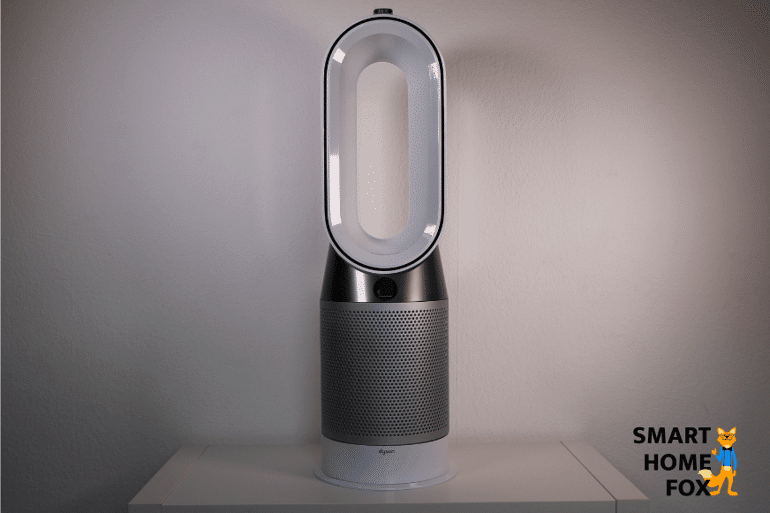 Der Dyson Pure Hot+Cool Heizlüfter, Ventilator und Luftreiniger steht auf einem weißen Regal.