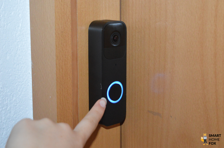 Blink Video Doorbell wird angetippt und leuchtet