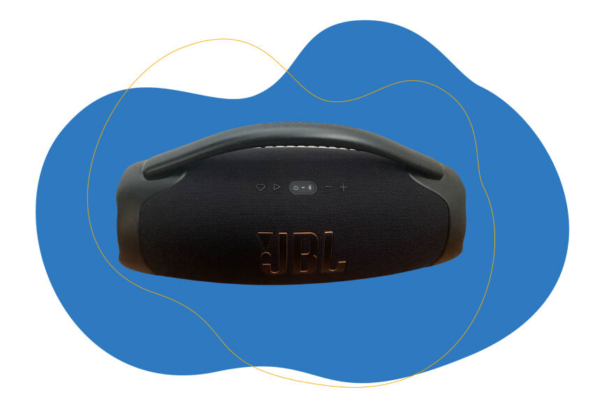 Schwarze JBL Boombox 3 in der Frontalansicht.