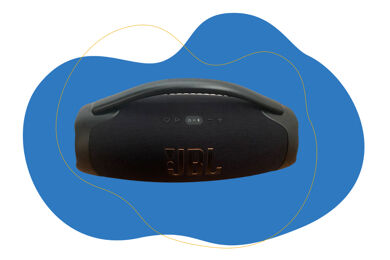 Schwarze JBL Boombox 3 in der Frontalansicht.