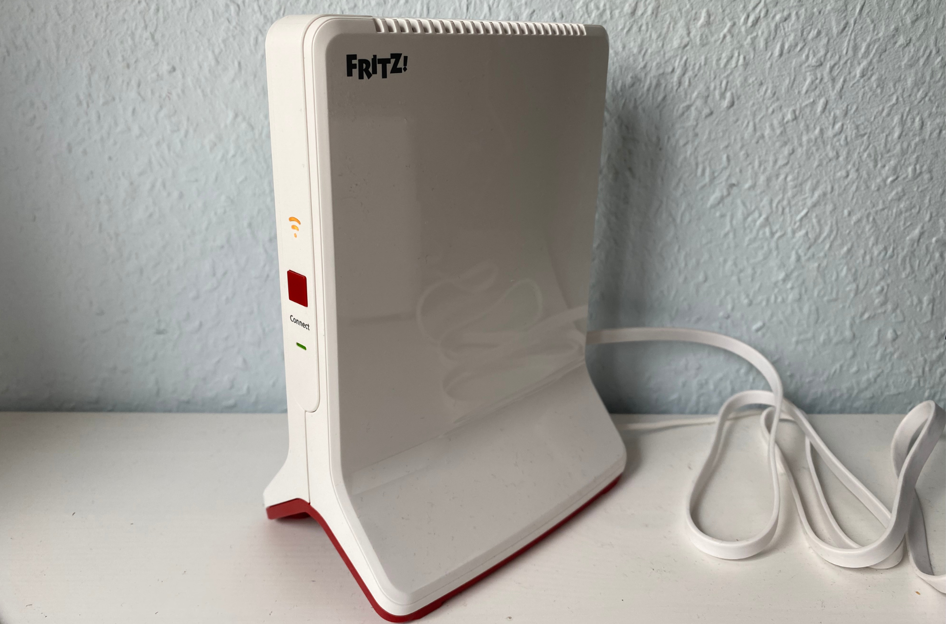 Fritz! WLAN-Repeater 6000 auf einem Regal