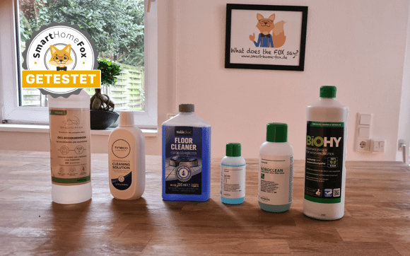 Diverese Bissell Reinigungsmittel Alternativen stehen auf dem Tisch.