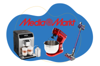 Diverse Haushaltsgeräte von MediaMarkt sind vor einem blauen Hintergrund zu sehen.