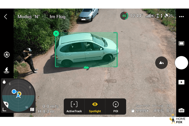 In der DJI Fly App wird ActiveTrack für die DJI Air 2S Drohne ausgewählt und ein Fahrzeug zum Verfolgen erkannt.