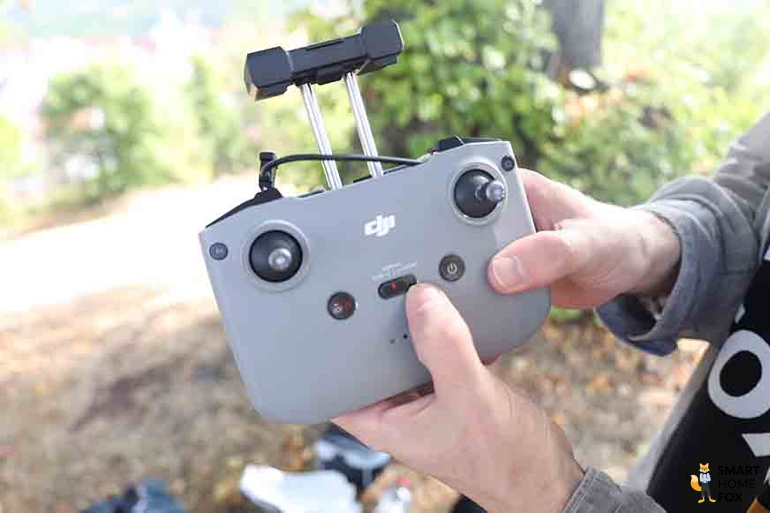 Auf der Fernbedienung der DJI Air 2S sind die 3 Flugmodi Sport (S), Normal (N) und Cine (C) zu sehen.