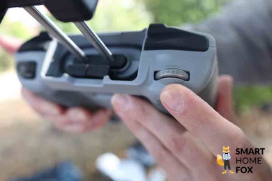 Mit diesem Rädchen an der Fernsteuerung der DJI Air 2S lässt sich der Gimbal im Flug bewegen und um bis zu 90° nach unten ausrichten.