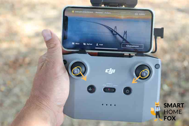Wenn Du die Hebel der Fernsteuerung nach unten innen oder außen, um die Rotoren der DJI Air 2S zu starten