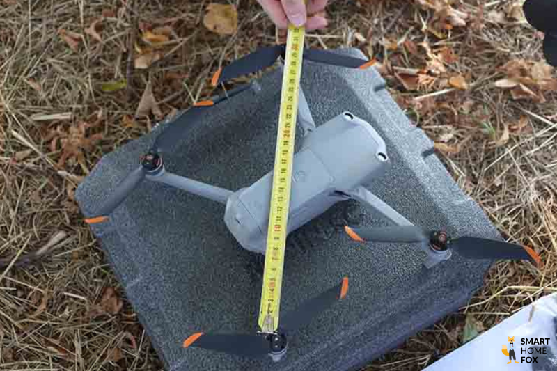Die DJI Air 2S ist ausgeklappt und wird vermessen.