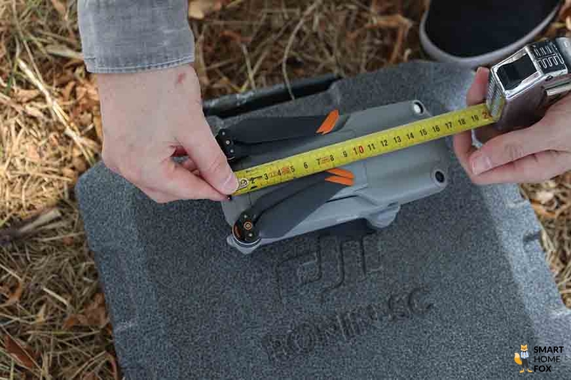 Die DJI Air 2S ist zusammengefaltet und wird vermessen.