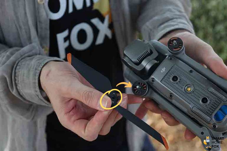 Ein Rotorblatt der DJI Air 2S wird neben die Drohne gehalten.