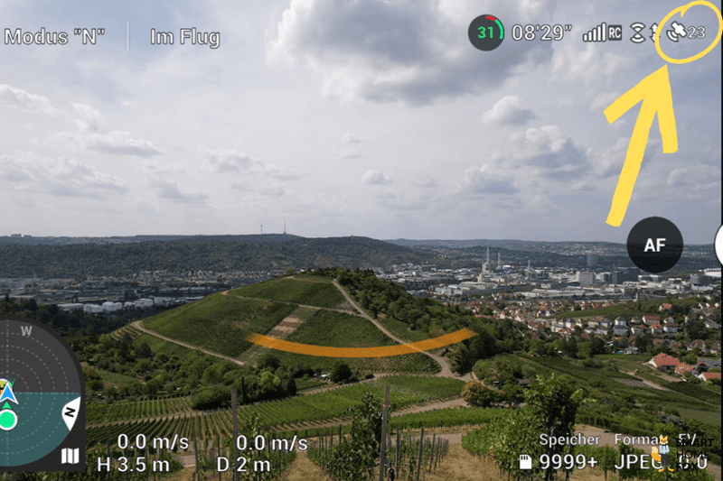 In der oberen rechten Ecke der DJI Fly App wird die Anzahl der Satelliten gezeigt, auf welche die DJI Air 2S in Echtzeit Zugriff hat.