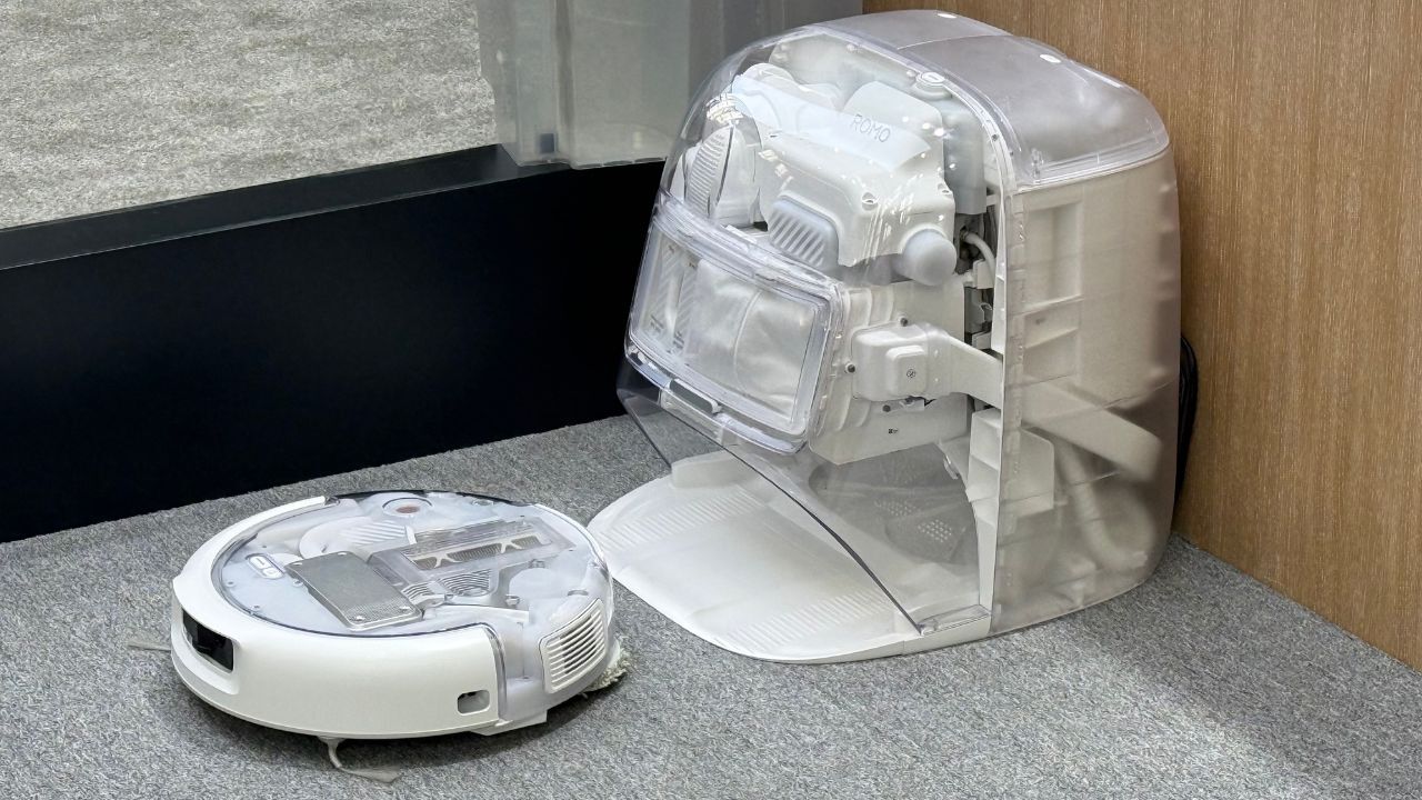 DJI ROMO 2 Saugroboter mit durchsichtiger Basisstation