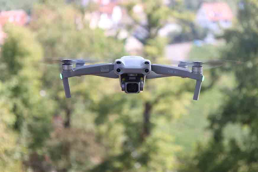 DJI Air 2S Drohne shcwebt in der Luft