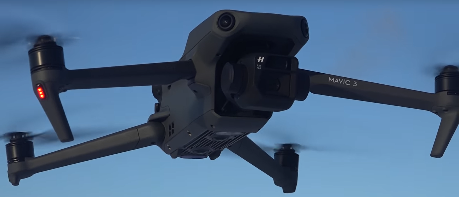 Die DJI Mavic 3 Cine schwebt in der Luft
