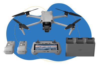Die DJI Air 3 als Fly More Combo Paket steht vor einem blauen Hintergrund.