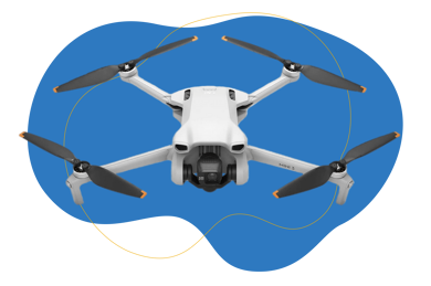 Die DJI Mini 3 Pro Drohne steht vor einem blauen Hintergrund.