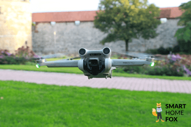 Die DJI Mini 3 Pro Drohne schwebt in der Luft