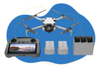 Die DJI Mini 4 Pro vor einem blauen Hintergrund mit DJI RC 2 Fernsteuerung, 2 Akkus und Mehrfach-Ladegerät.