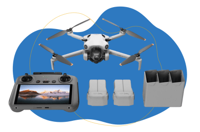 Die DJI Mini 4 Pro vor einem blauen Hintergrund mit DJI RC 2 Fernsteuerung, 2 Akkus und Mehrfach-Ladegerät.