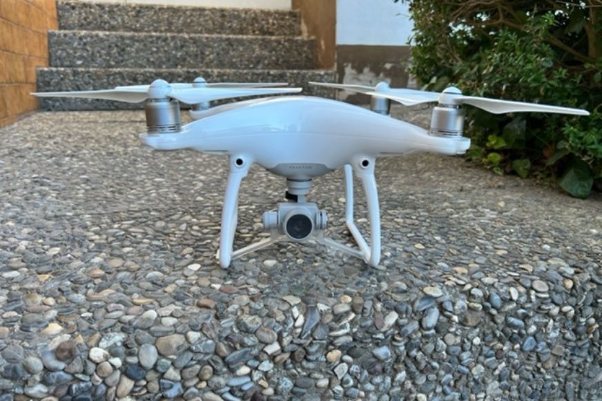 Die DJI Phantom 4 Drohne steht auf dem Boden