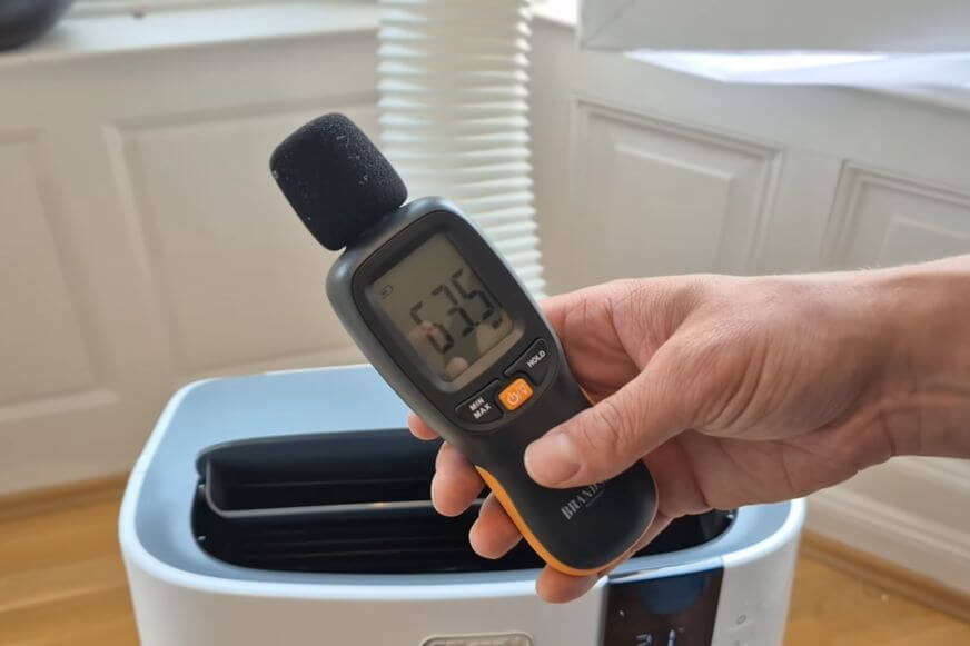 De'Longhi Pinguino PAC EX105 mit Dezibelmessgerät im Abstand von einem Meter