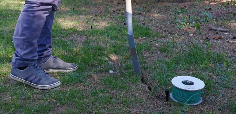 Draht für den Mähroboter mit Spaten verlegen