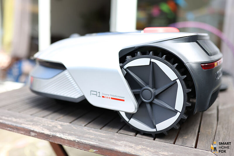 Die großen Antriebsräder des Dreame A1 Mähroboter.