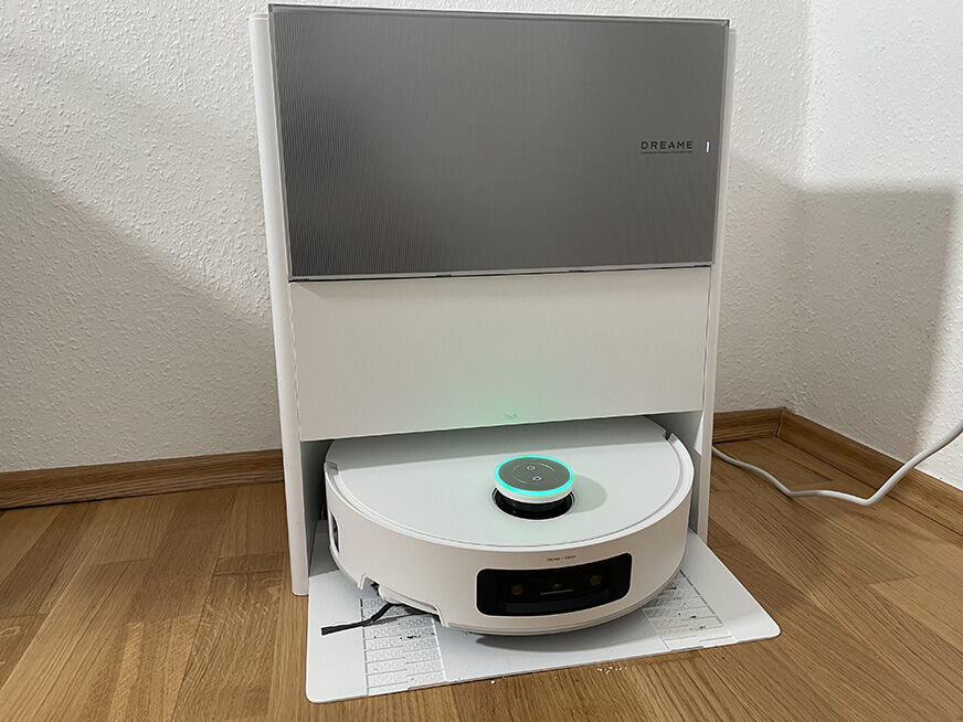 Der Dreame Aqua10 Roller Complete mit Station in moderner Wohnung.