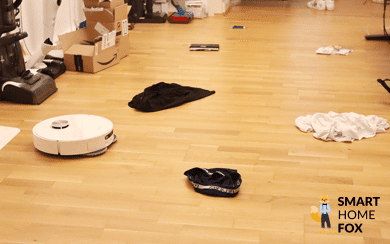 Der Dreame L10s Pro Ultra Heat umfährt im Test flache Objekt in der Wohnung.