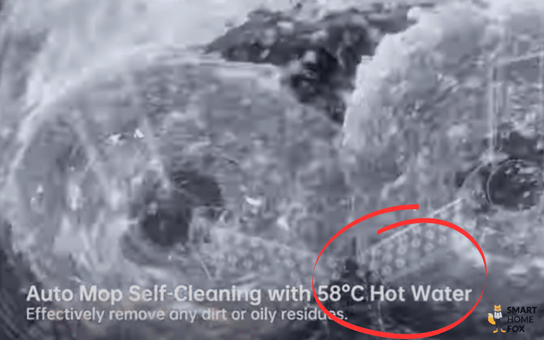 Die Waschung des Dreame L10s Pro Ultra Heat Mopps mit Heißwasser ist zu sehen.