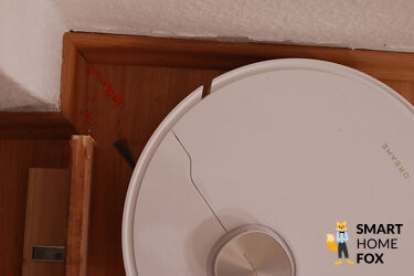 Der Dreame L10s Pro Ultra Heat reinigt im Test in einer Ecke.