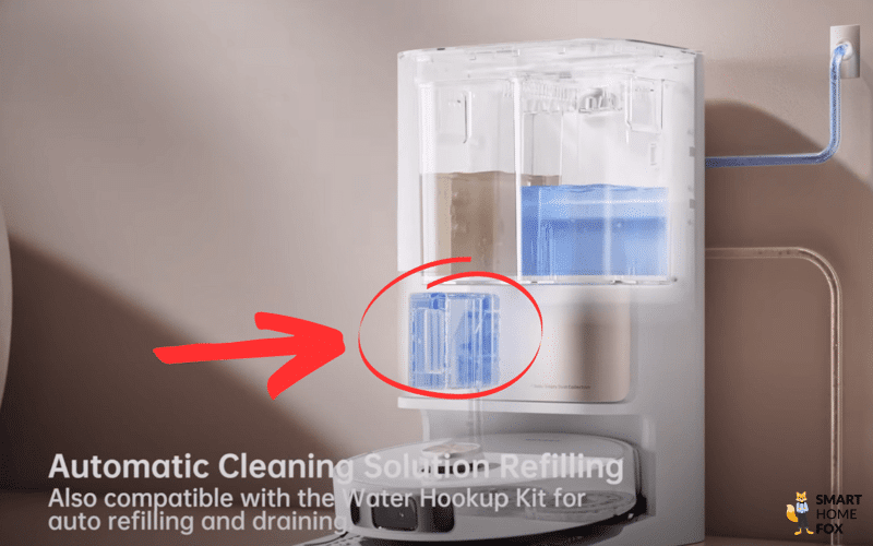 Der separate Reinigungsmitteltank des Dreame L10s Pro Ultra Heat ist zu sehen.