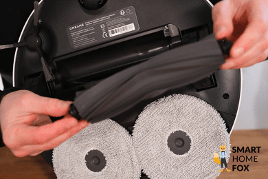 Die Seitenbürste des Dreame L10s Pro Ultra Heat wird zur Reinigung entnommen.