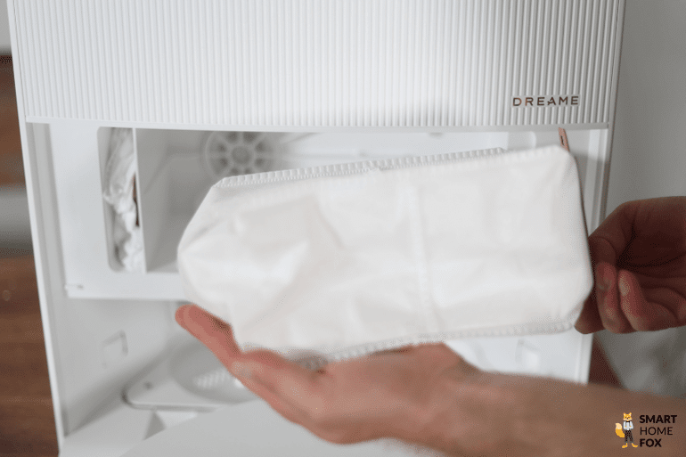 Ein Einwegbeutel eines Saugroboter mit einer Absaugstation wird ausget