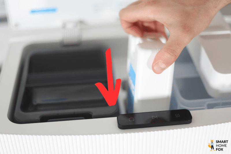 Dreame L20 Ultra vs. Dreame L10s Ultra Befüllung der Reinigungslösung ist zu sehen.