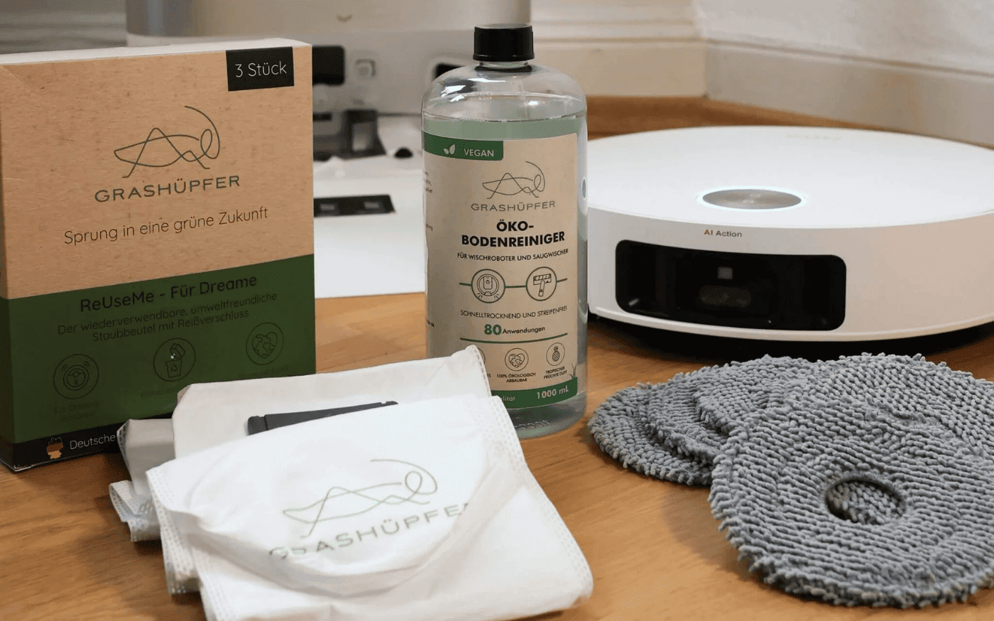 Ersatzteile Set Dreame Saug-Wisch-Roboter ist vor einem weißen Hintergrund zu sehen.