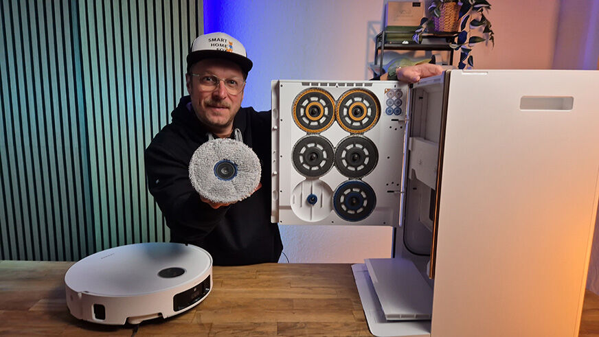 Der Dreame Matrix10 Ultra Complete in Nahaufnahme bei der Wischpad-Wechselstation