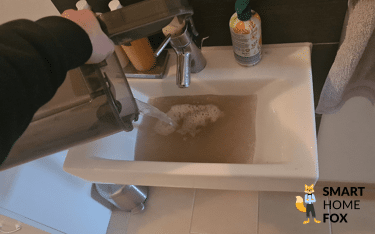 Der Schmutzwassertank des Dreame X40 Ultra wird entleert.