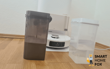 Der Schmutz und der Frischwassertank des Dreame X40 Ultra stehen nebeneinander.