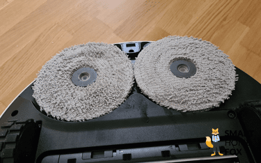Die sauberen Wischpads des Dreame X40 Ultra sind nach der Wäsche an der Station zu sehen.