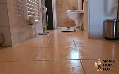 Der Dreame X40 Ultra wischt im Test auf einem Fliesenboden.