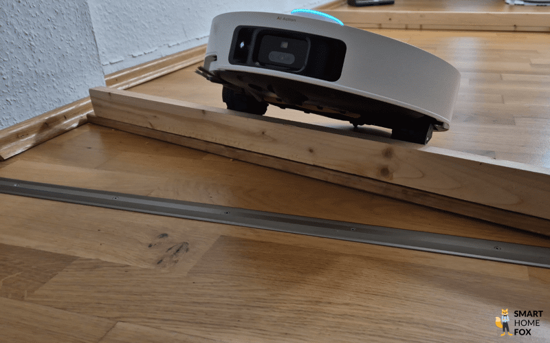 Der Dreame X50 Ultra klettert ueber Hindernis.