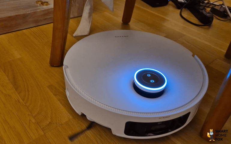 Der blau leuchtende Laserturm des Dreame X50 Ultra Completeist zu sehen.