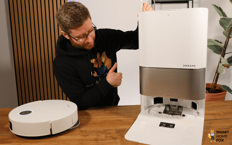 Die Dreame X50 Ultra Station wird mit einem Lineal ausgemessen.